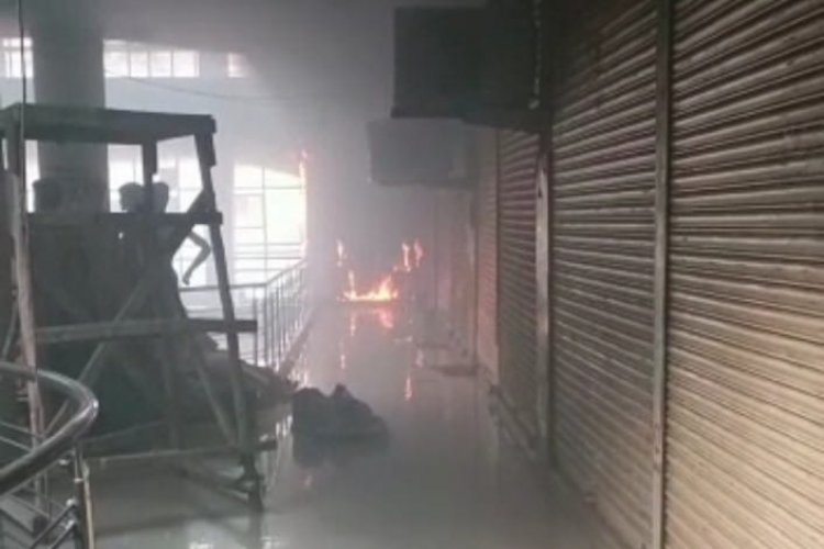 राजधानी रायपुर के कपड़ा मार्केट में लगी भीषण आग…