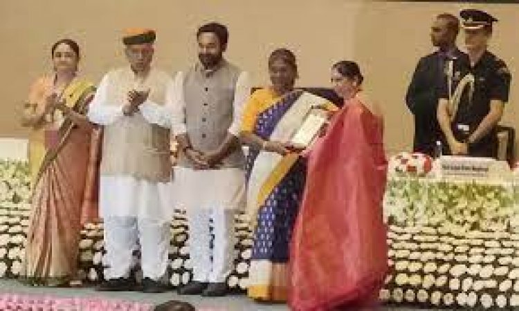 ममता चंद्राकर को देश की राजधानी नई दिल्ली में राष्ट्रपति द्रौपदी मुर्मू ने संगीत नाटक अकादमी पुरस्कार से पुरस्कृत किया।